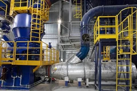 Montagem de equipamento industrial com uso de guindaste
