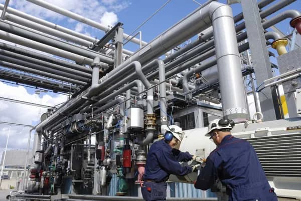 Equipe de manutenção industrial da JR em campo, próxima a equipamento fabril