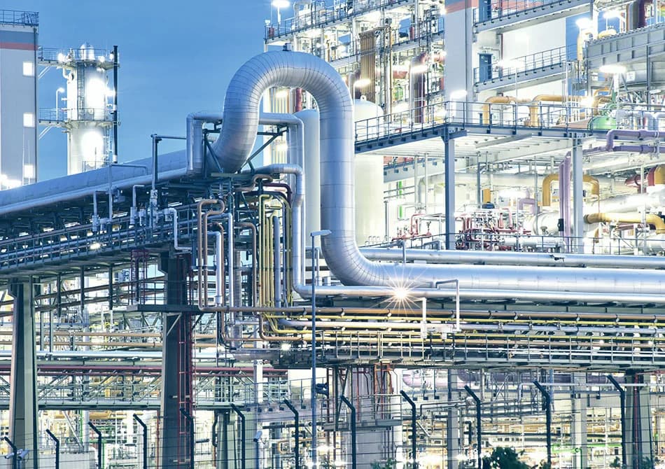 Equipe da JR realizando montagem de tubulações industriais em planta fabril