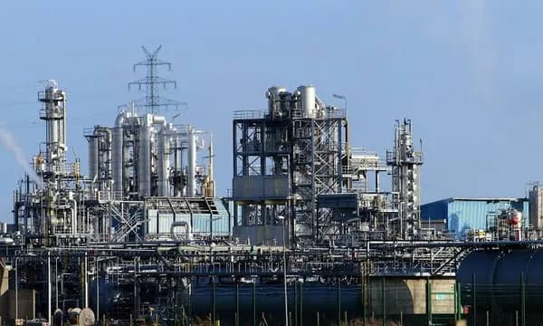 Solda e caldeiraria de peça metálica em oficina de fabricação da JR